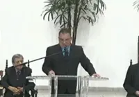 Pastor causa revolta ao admitir agressão contra o filho em culto