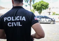 Pintores corporais são presos suspeitos de extorquir turistas na Barra