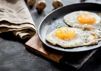 Por que colocar leite na frigideira ao fritar ovos? Entenda truque simples imagem
