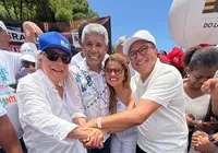 Primeira-dama de Itabuna segue cortejo ao lado de Jerônimo Rodrigues