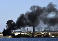 Refinaria de petróleo pega fogo em meio à crise energética em Cuba imagem