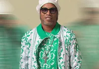 Rolê aleatório? Ronaldinho Gaúcho terá carreira contada em série imagem