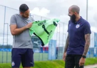 Ronaldo assume camisa de goleiro aposentado no Bahia