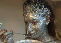 Saiba como brilhar com glitter no Carnaval e manter a pele protegida imagem