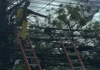 Salvador: técnico de internet sofre choque elétrico durante serviço em poste