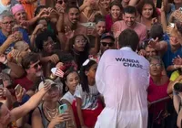 Saulo Fernandes presta homenagem a Wanda Chase no Carnaval de Salvador