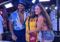 Tony Salles surpreende fã ambulante e chama pra subir no trio; veja vídeo