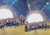 Torcida do Vitória mobiliza multidão em túnel antes do Ba-Vi; assista