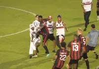 Torcida invade campo, agride atletas do próprio time e encerra partida