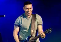 Vocalista da banda Chicabana fica ferido após carro capotar na Bahia