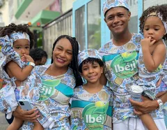 Mãe que desfilou na infância volta ao Ibéji com as filhas gêmeas - Imagem