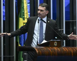 Bolsonaro "moderado": Flávio busca apoio de ex-aliados para disputar presidência - Imagem