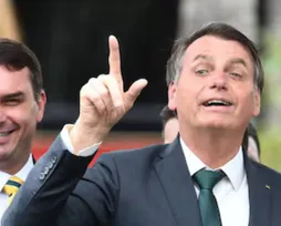 Candidato, Flávio revela plano para libertar Bolsonaro da cadeia - Imagem