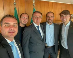 Flávio Bolsonaro diz que irmão pode ser candidato a deputado federal - Imagem