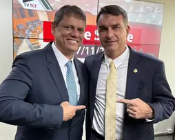 Flávio Bolsonaro evita falar de Tarcísio após racha - Imagem
