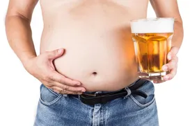 6 segredos para reduzir a barriga de cerveja sem largar a bebida alcoólica - Imagem
