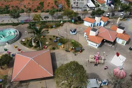 A 100 km da capital, cidade famosa pelos exageros vira refúgio perfeito - Imagem