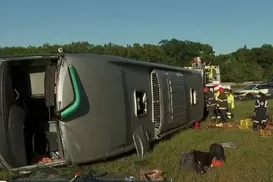 Acidente com ônibus mata criança e mulher e deixa 41 feridos - Imagem