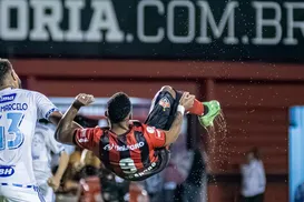 Alerrandro, ex-Vitória, não vence o Puskás 2025 com gol de bicicleta - Imagem