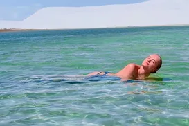 Angélica comemora 52 anos com topless nos Lençóis Maranhenses - Imagem