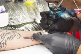 Anvisa proíbe produto essencial na tatuagem; entenda a mudança - Imagem