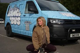 Atriz pornô é presa após fazer tour com ‘ônibus do sexo’ - Imagem