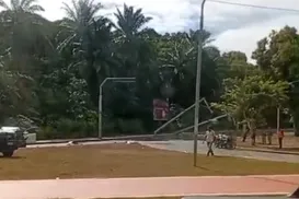 Av. Dorival Caymmi é interditada após carro colidir e derrubar postes - Imagem