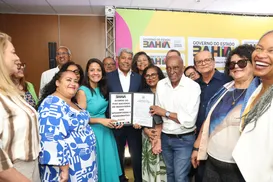 Bahia firma acordo do piso do magistério para ativos e aposentados - Imagem