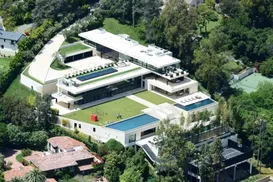 Cantor mais rico do mundo vive em mansão de R$ 530 milhões aos 56 anos - Imagem