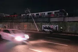 Carro em alta velocidade derruba poste e afeta linha do metrô - Imagem