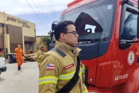 "Cenário muito complexo", diz Bombeiros sobre incêndio em ferro-velho - Imagem