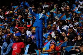 Conheça o torcedor que fica imóvel durante os 90 minutos de jogo - Imagem