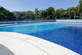 Criança de 4 anos morre após se afogar em piscina de centro esportivo - Imagem