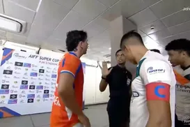 Cueca fora do padrão provoca expulsão inusitada antes de jogo começar - Imagem