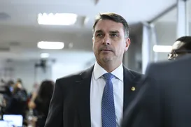 Flávio Bolsonaro ajudou a criar regra que atinge pai na cadeia - Imagem