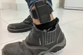 Funcionário com tornozeleira eletrônica é demitido e depois indenizado - Imagem