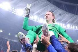 Goleiro do PSG defendeu dois pênaltis do Flamengo com a mão quebrada - Imagem