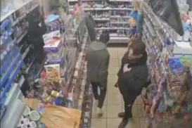 Homem encontra pai desaparecido em mercado após 20 anos - Imagem