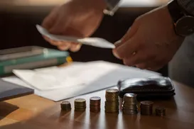 Homem leva multa de quase R$ 2 mil após cuspir na rua - Imagem