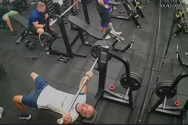 Homem morre após derrubar barra de supino durante exercício na academia - Imagem
