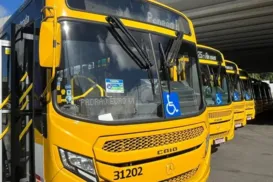 Homem quebra vidros de ônibus após colisão com carro em Salvador - Imagem