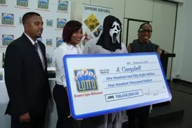 Homem vai buscar prêmio da loteria mascarado para não ser reconhecido - Imagem