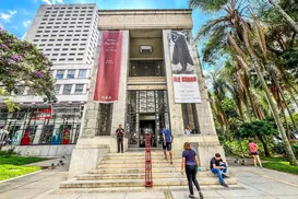 Homens armados invadem biblioteca histórica e levam obras de arte - Imagem