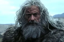 Hugh Jackman surge irreconhecível como personagem icônico em trailer - Imagem