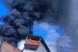 Incêndio atinge oficina de carros no Lobato; vídeo - Imagem