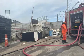 Incêndio de grandes proporções atinge ferro-velho em Salvador - Imagem