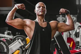 Influenciador fitness morre aos 26 anos após luta contra câncer raro - Imagem