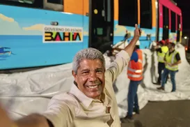 Jerônimo provoca oposição e exibe trens do VLT: “Olha aqui os empréstimos” - Imagem