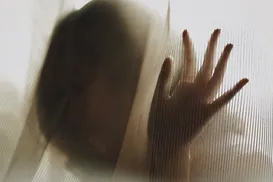 Mãe é condenada por homotransfobia e racismo contra a própria filha - Imagem