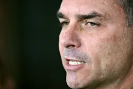 Mas já? Flávio Bolsonaro indica retirada de candidatura à presidência - Imagem